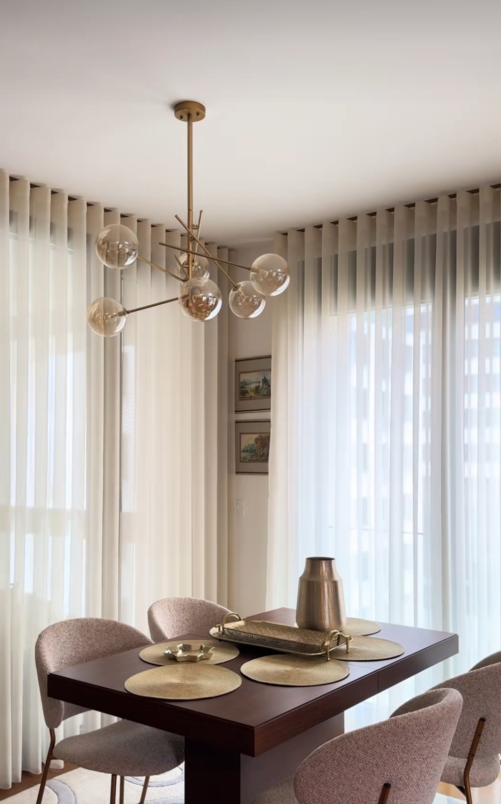 Oferujemy zasłony o różnych formach zawieszenia oraz wykończenia. Wybierz te, które najbardziej pasują do Twojego wnętrza