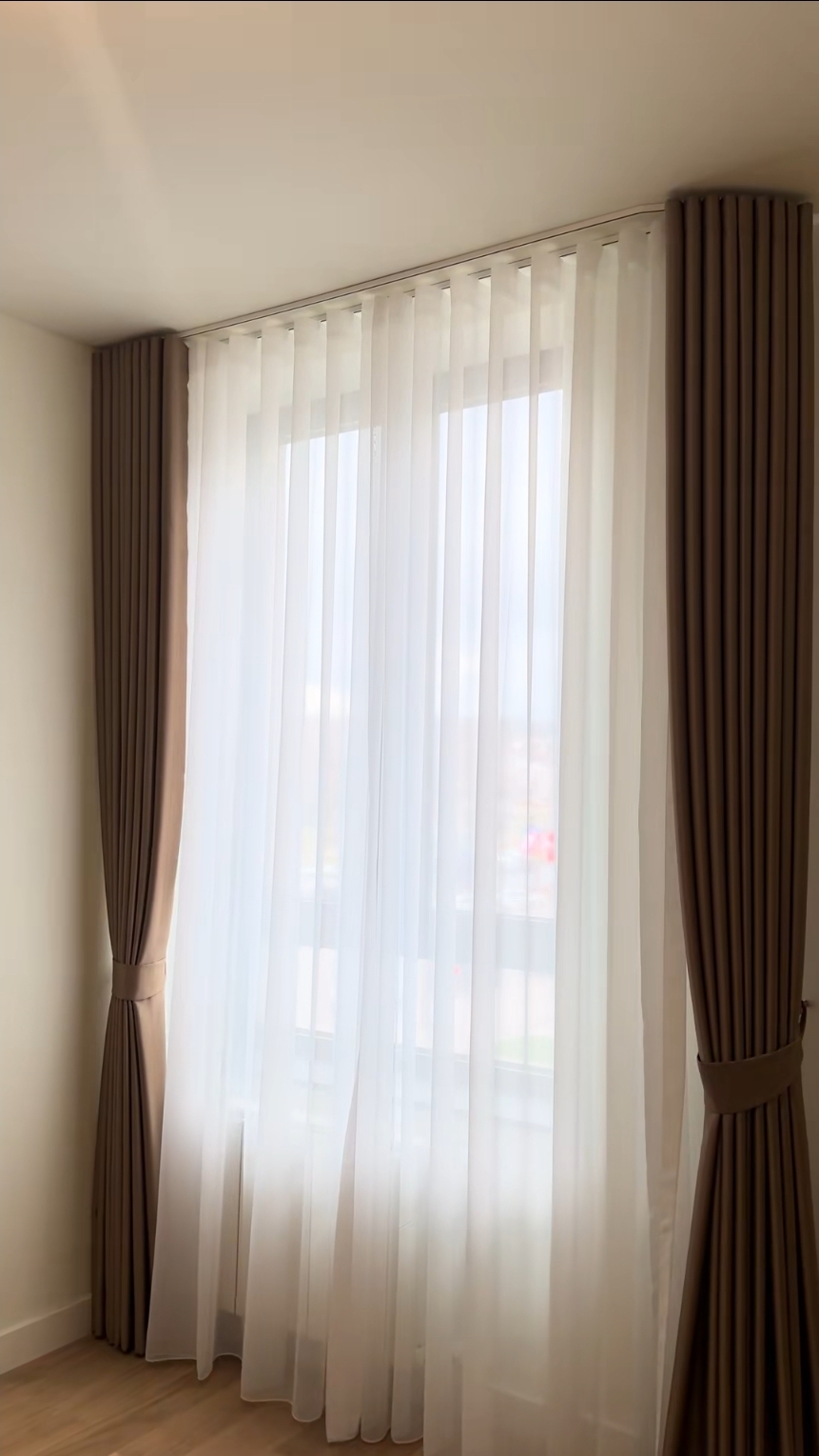 Velvet zaciemniający to połączenie luksusowego wyglądu z praktyczną funkcją pełnego zaciemnienia wnętrza. Miękka, aksamitna tkanina o gęstym splocie skutecznie blokuje światło dzienne i sztuczne, zapewniając komfortowy sen oraz prywatność o każdej porze dnia.  Gruby materiał velvet idealnie sprawdza się w sypialni, salonie, pokoju dziecka oraz w pomieszczeniach, w których potrzebne jest ograniczenie promieni słonecznych. Zasłony zaciemniające pomagają także w poprawie akustyki i delikatnej izolacji termicznej, co sprzyja przytulnej atmosferze w domu