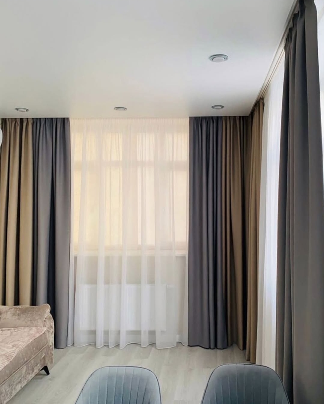  Gładka satyna, nazywana również atłasem, to elegancka tkanina o delikatnym połysku i wyjątkowo miękkiej, śliskiej w dotyku powierzchni. Charakterystyczny splot atłasowy sprawia, że materiał pięknie odbija światło, nadając wyrobom luksusowy i wyrafinowany wygląd, wyróżniają się eleganckim połyskiem i sztywniejszą strukturą, dzięki czemu pięknie się układają. Są chętnie wybierane na efektowne zasłony, dekoracje okienne oraz tekstylia na wyjątkowe okazje