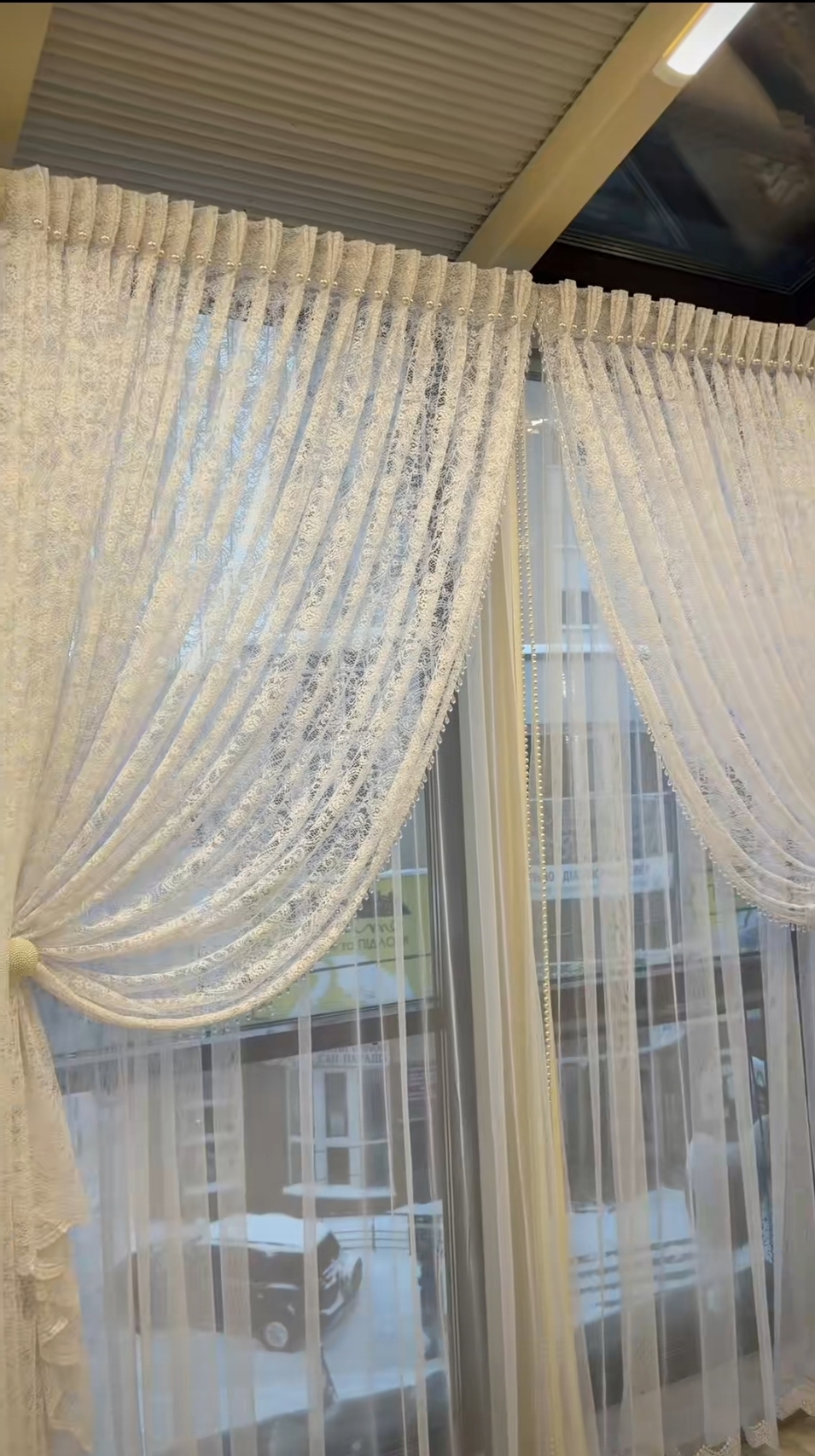   lekkie, zwiewne tkaniny, które subtelnie przepuszczają światło. Sprawdzają się jako firany, warstwowe dekoracje okienne oraz delikatne przesłony w nowoczesnych aranżacjach