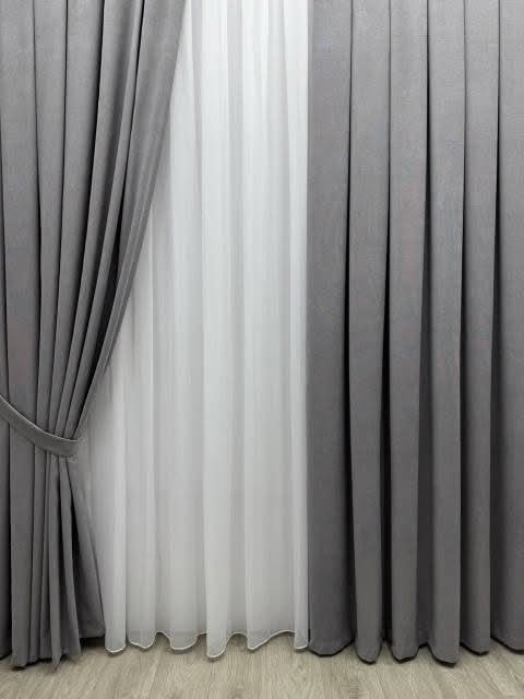 Żakard to tkanina o bogatym, wytłaczanym wzorze, idealna do eleganckich zasłon, obrusów i tapicerki. Dodaje wnętrzom charakteru i podkreśla indywidualny styl aranżacji.