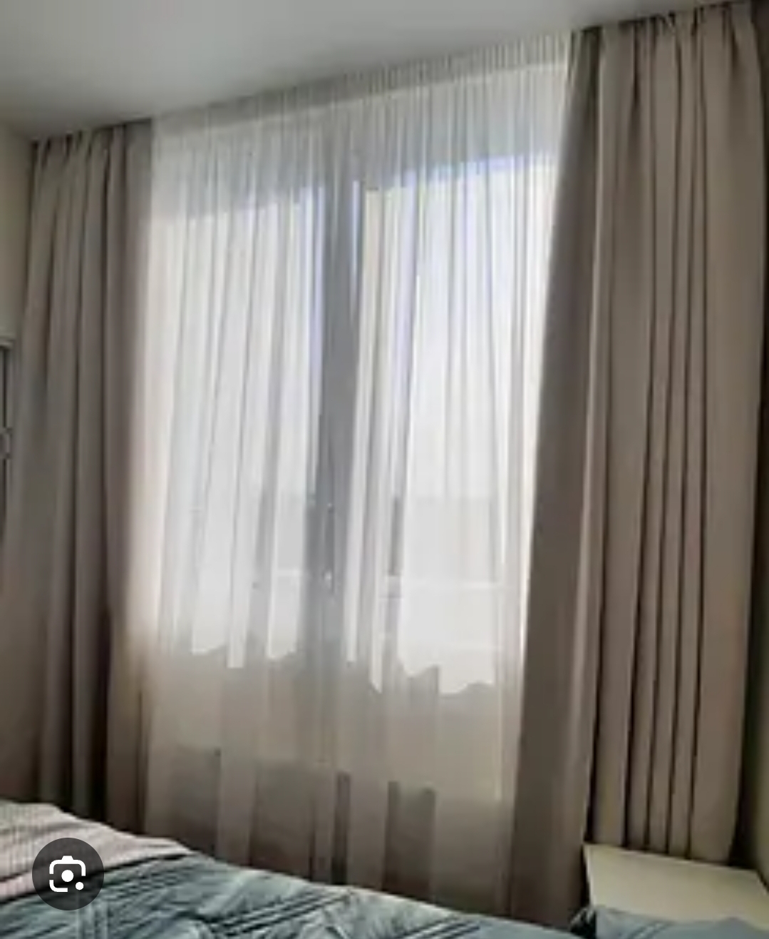 Szenilowa tkanina na zasłony – elegancja i komfort w każdym wnętrzu Szenilowa tkanina na zasłony to idealny wybór dla osób ceniących miękkość, elegancję i trwałość. Charakterystyczna, lekko puszysta struktura szenilu pięknie układa się w fałdy, tworząc przytulny klimat w salonie, sypialni lub jadalni. Materiał doskonale sprawdza się zarówno w klasycznych, jak i nowoczesnych aranżacjach.  